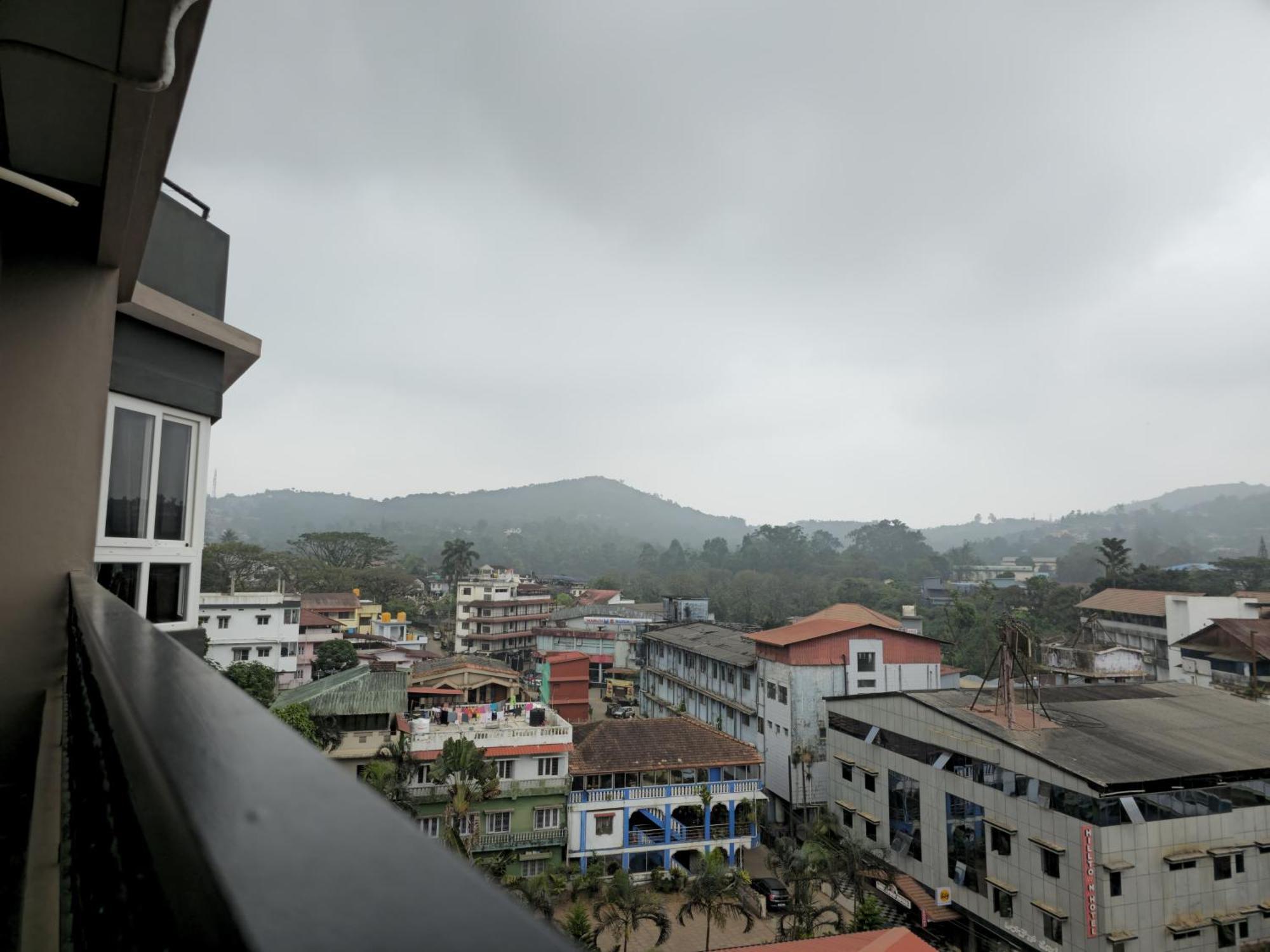 Navarathna Comforts Hotel Madikeri Buitenkant foto