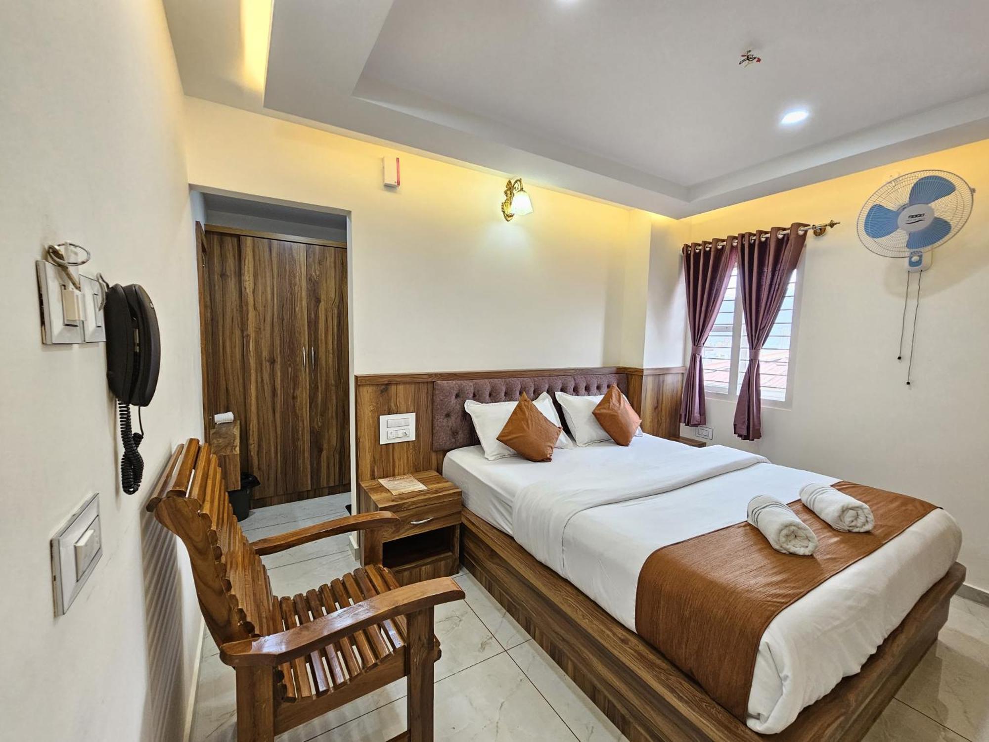 Navarathna Comforts Hotel Madikeri Buitenkant foto