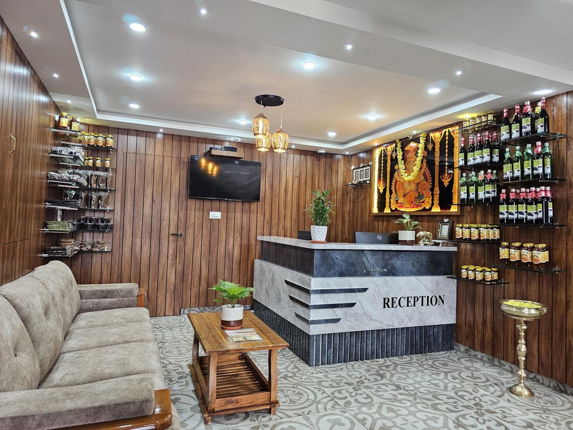 Navarathna Comforts Hotel Madikeri Buitenkant foto