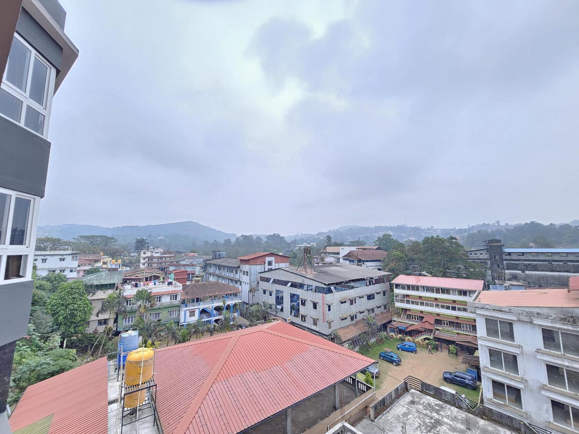 Navarathna Comforts Hotel Madikeri Buitenkant foto