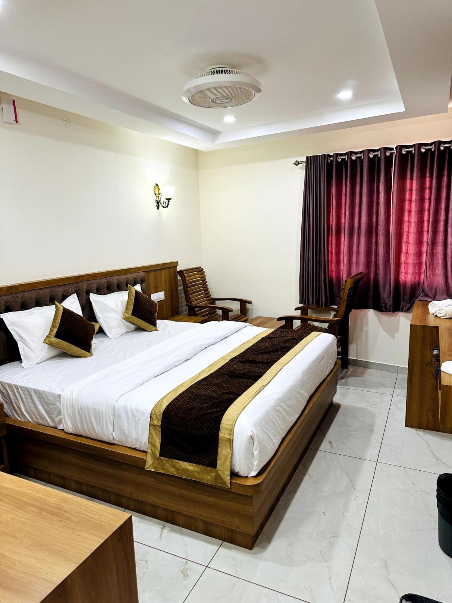 Navarathna Comforts Hotel Madikeri Buitenkant foto