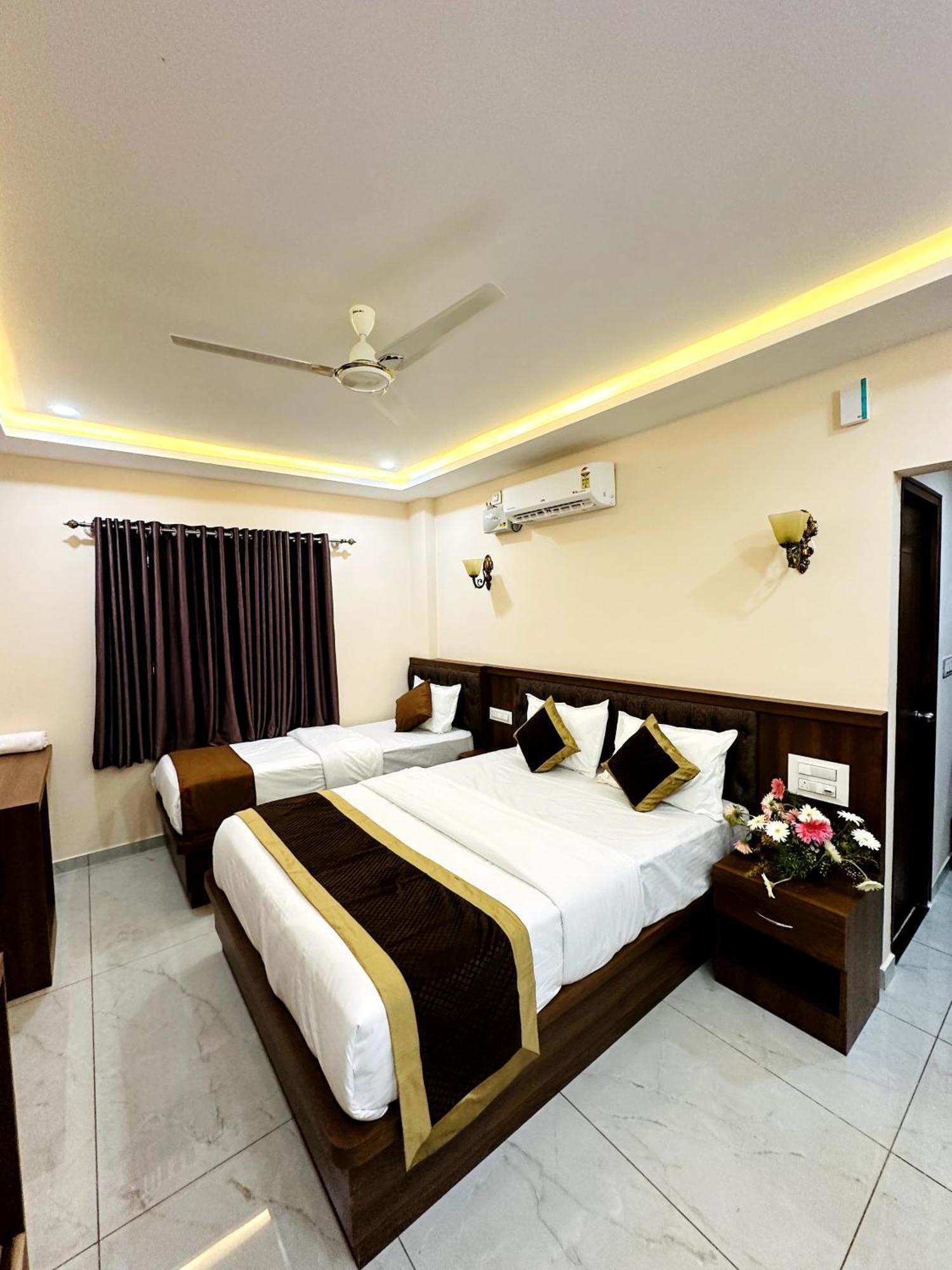 Navarathna Comforts Hotel Madikeri Buitenkant foto