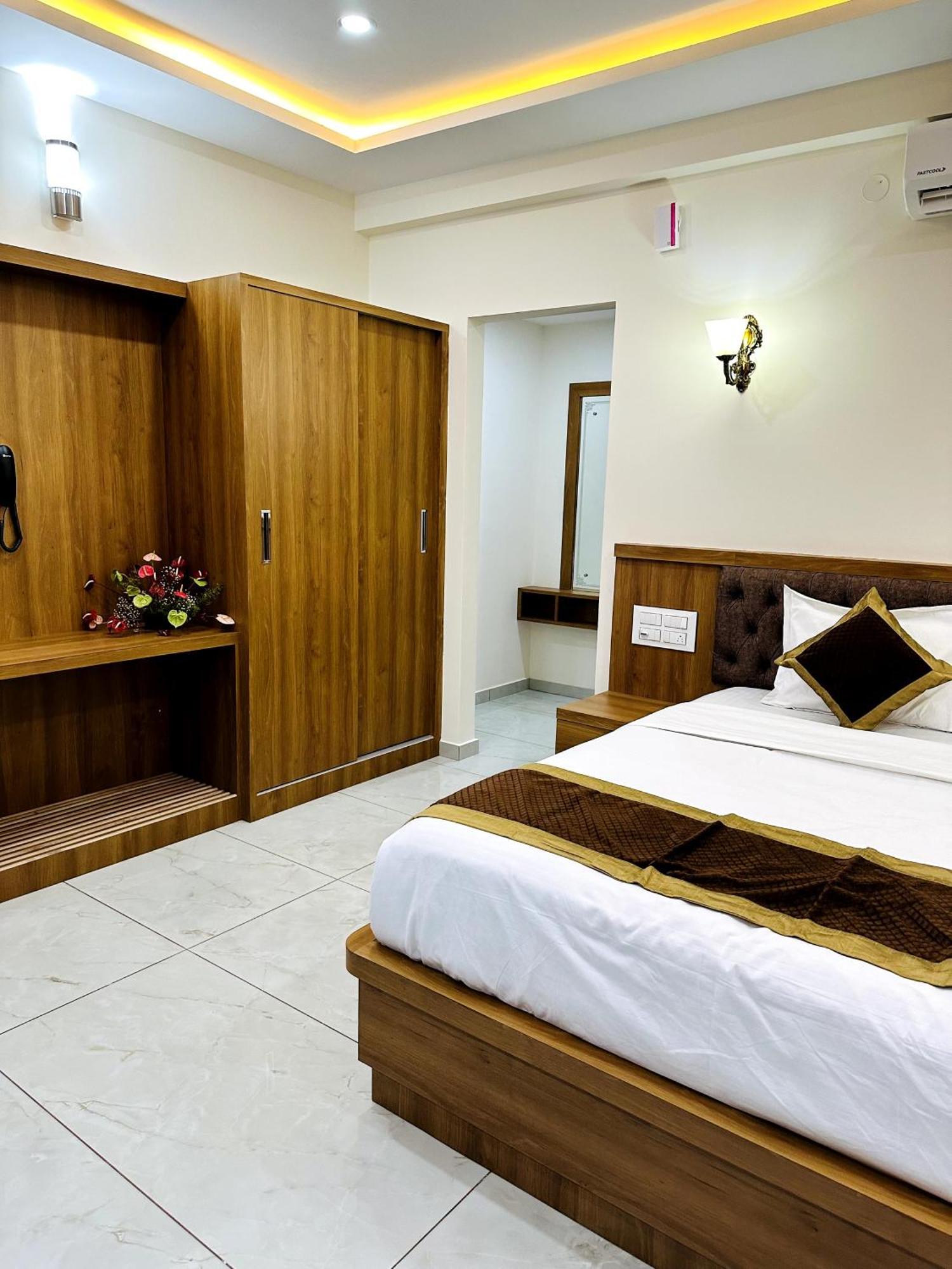 Navarathna Comforts Hotel Madikeri Buitenkant foto