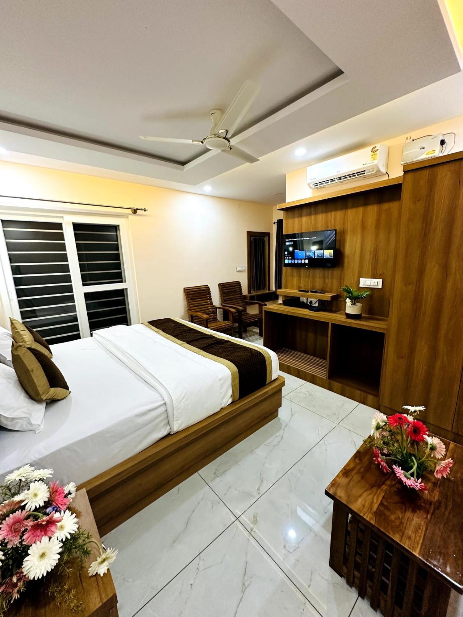 Navarathna Comforts Hotel Madikeri Buitenkant foto