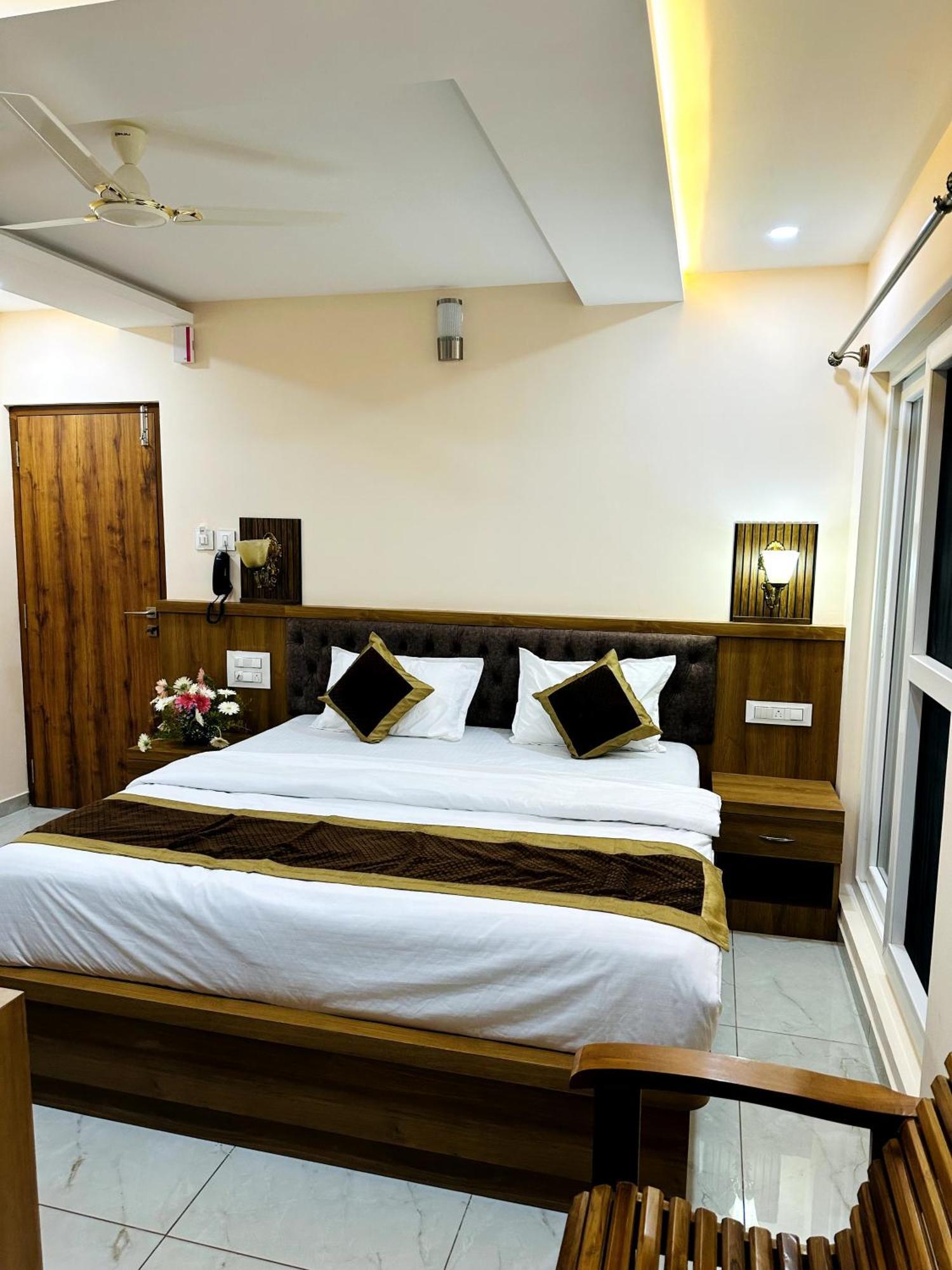 Navarathna Comforts Hotel Madikeri Buitenkant foto